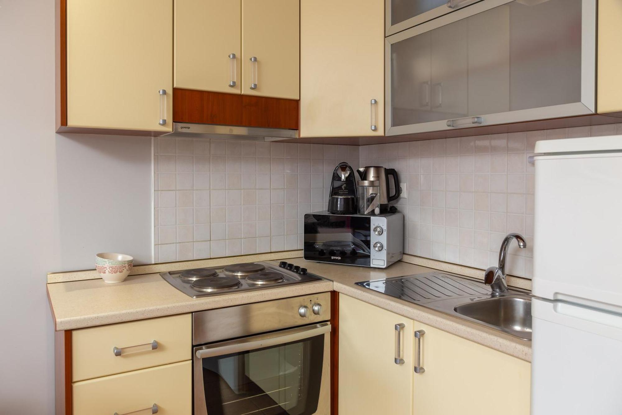 Brkic Apartments With Private Parking Makarska Quarto foto
